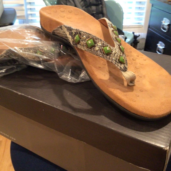 Vionic Women’s Flip Flops Size 8 - Picture 3 of 3